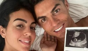 Cristiano Ronaldo e a mulher mostrando fotos da ultrassom.