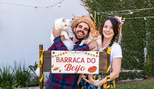 Com os cuidados certos, é possível garantir que os pets aproveitem as festas juninas de forma segura (Imagem: Giovani Dressler | Shutterstock)