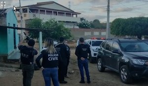 Dupla suspeita de três homicídios é presa com arma e drogas na PB