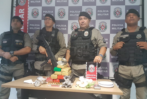 Policia apreende drogas municoes e fardas militares em comunidade de Joao Pessoa 01
