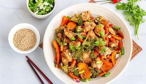 Frango salteado com legumes (Imagem: Ravsky | Shutterstock)