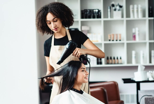 O uso de substâncias proibidas ou disfarçadas em produtos capilares pode fazer mal à saúde (Imagem: Prostock-studio | Shutterstock)