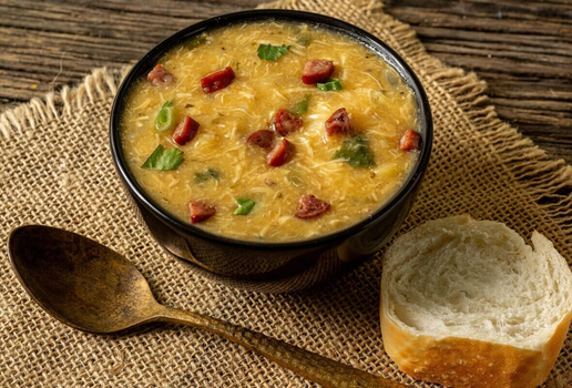 Sopa de mandioquinha com frango e bacon (Imagem: Estudio Originar | Shutterstock)