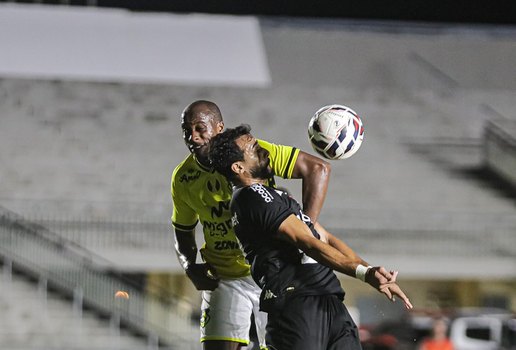 HENRIQUE DOURADO EM DISPUTA DE BOLA PELO BOTAFOGO-PB