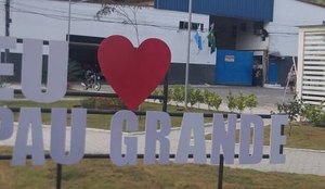 Distrito onde nasceu Garrincha viraliza após instalação de letreiro: "Eu amo Pau Grande"