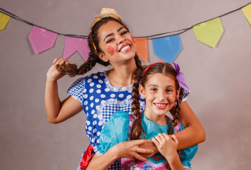 Penteados temáticos complementam o look da festa junina com criatividade e charme (Imagem: Bernardo Emanuelle | Shutterstock)