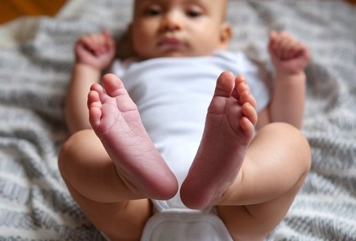 A photo of a baby with a focus on his feet the bab blzb L99 RT1 OU Ke F m Qx7 KA 1l0 Zd Ueg Sp Sa Lj4ztktr RQ