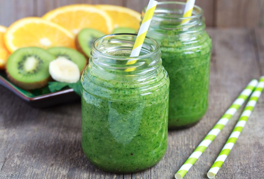 Suco de laranja com espinafre (Imagem: Fiery Phoenix | Shutterstock)