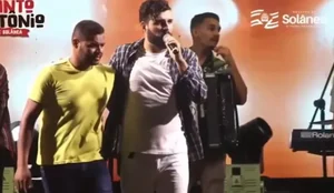 Cantor que recebeu no palco suspeito de matar ex namorada revela tristeza