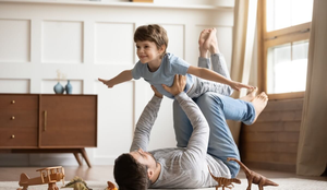 A presença paterna impacta diretamente o desenvolvimento emocional das crianças (Imagem: fizkes | Shutterstock)