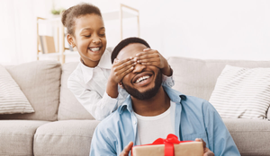 A astrologia ajuda a encontrar o presente certo para o pai de cada signo (Imagem: Prostock-studio | Shutterstock)