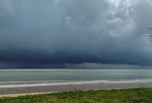 Dia será nublado, com chuva a qualquer hora.