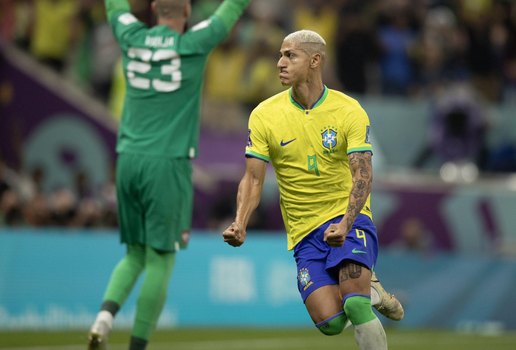 Richarlison, camisa nove da seleção, marcou os gols da vitória