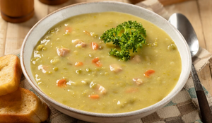 Sopa cremosa de ervilha com legumes e bacon (Imagem: Charles Brutlag | Shutterstock)
