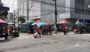 Ambulantes e pedestres disputam espaço no Centro de João Pessoa