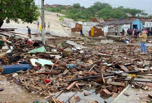 Casas destruídas em Pocinhos, na Paraíba.