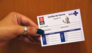 Cartão de vacinação registra dados de doses recebidas contra Covid-19.