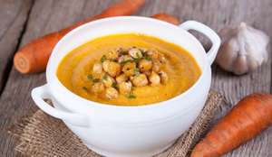 Creme de cenoura com grão-de-bico (Imagem: Ahanov Michael | Shutterstock)