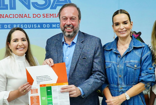 Alexandre Silveira ao lado de Daniela Ribeiro e de outras autoridades.