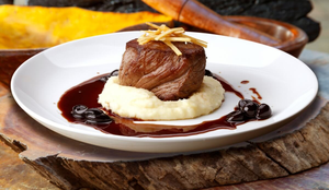 Filé-mignon com purê de batata e molho de vinho tinto (Imagem: rocharibeiro | Shutterstock)