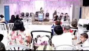 Vídeo | Pastora se empolga e solta 'palavrão' durante pregação