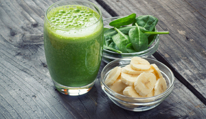 Suco de espinafre com banana (Imagem: Lecic | Shutterstock)