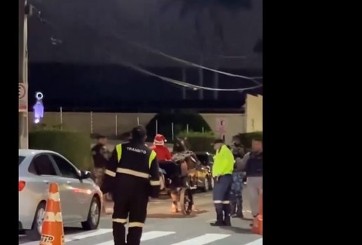 'Papai Noel' chega em carroça na Paraíba e é parado pela polícia