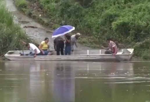 Moradores utilizam canoa após ponte desabar