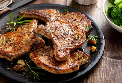 Bisteca de porco ao limão (Imagem: Elena Veselova | Shutterstock)