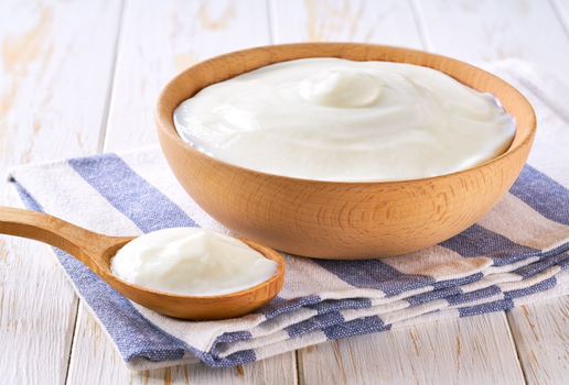 O iogurte natural é rico em nutrientes essenciais (Imagem: itor | Shutterstock)