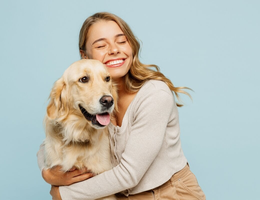 Cães tranquilos são perfeitos para quem valoriza ambientes silenciosos, convívio harmonioso e uma rotina sem muita agitação (Imagem: ViDI Studio | Shutterstock)