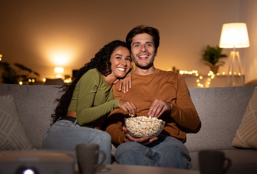 Filmes de comédia romântica são perfeitos para assistir com a pessoa amada no Dia dos Namorados (Imagem; Prostock-studio | Shutterstock)
