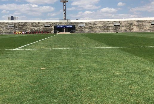 A bola rola no gramado no Amigão, em Campina Grande