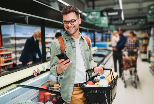 Organizar as finanças ajuda a economizar na hora de fazer compras no supermercado (Imagem: hedgehog94 | Shutterstock)