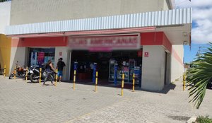 Assaltantes invadem loja de departamento e roubam celulares, em João Pessoa