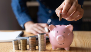 Manter o essencial com equilíbrio e propósito é a chave para economizar e fazer o dinheiro render (Imagem: CrizzyStudio | Shutterstock)