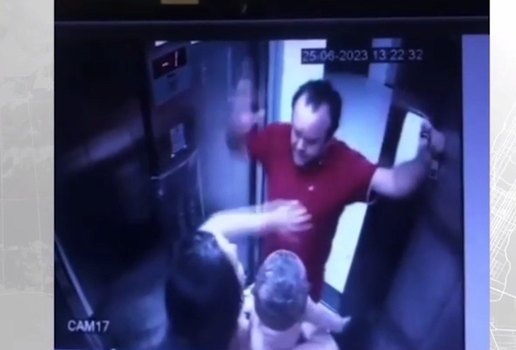 Homem foi flagrado agredindo a vítima dentro de um elevador