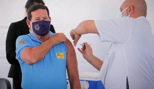 Vice presidente Mourao toma vacina contra covid 19 em Brasilia