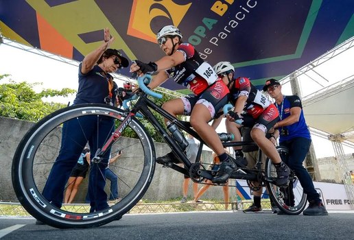 Fernanda Teixeira de Araújo está atrás na bike