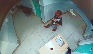 Vídeo mostra homem furtando aparelho de eletrocardiograma de UPA em João Pessoa
