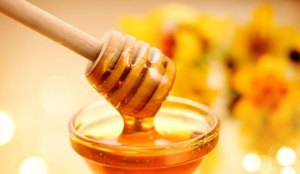 O mel é mesmo mais saudável do que o açúcar? Descubra