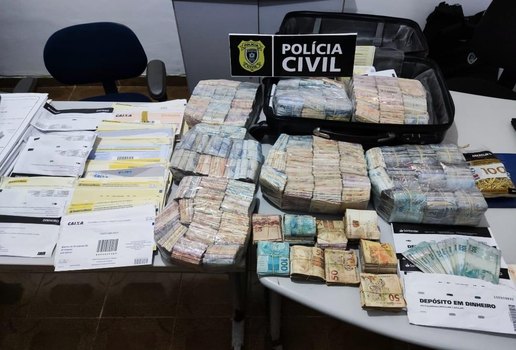 Uma mulher foi presa e R$ 200 mil e uma caminhonete foram apreendidos
