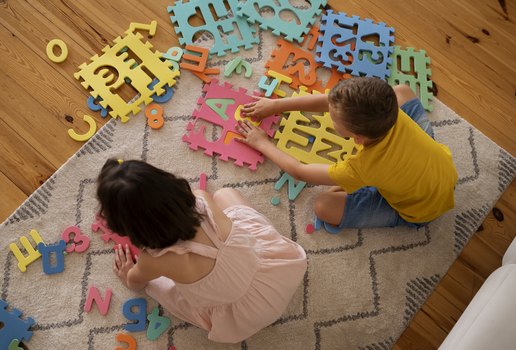 Crinaca brincando com brinquedos de quebra cabeca