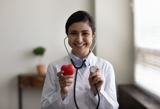 Pequenas atitudes diárias, somadas ao acompanhamento profissional, são a chave para uma vida plena e com mais saúde cardiovascular (Imagem: fizkes | Shutterstock)