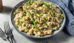 Risoto de aspargo com cogumelo (Imagem: Brent Hofacker | Shutterstock)