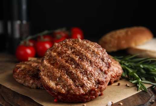 Hambúrguer de carne moída (Imagem: New Africa | Shutterstock)