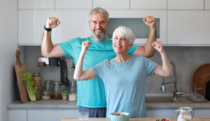 Frutas, cereais integrais e hidratação adequada estão entre as opções de alimentos e bebidas que auxiliam na energia diária (Imagem: pics five | Shutterstock)