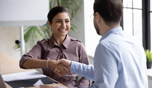 Transformar o estágio em um emprego efetivo é uma combinação de atitude, dedicação e preparo para o futuro (Imagem: fizkes | Shutterstock)