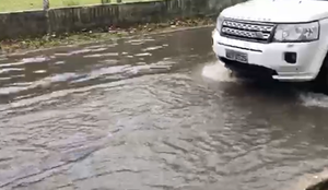 AGUA ACUMULADA EM RUA JAGUARIBE 12 03 2020