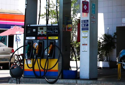 A média do preço da gasolina é de R$ 4,75.